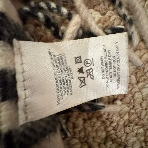 Burberry Classic Fringe 100% Cashmere Scarf - Picture 5 of 6